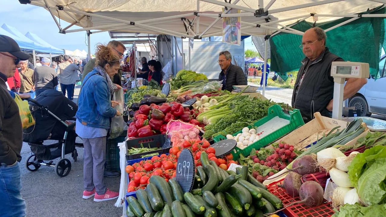 Grønnsaksbod på markedet i Salou Grønnsaksbod på markedet i Salou