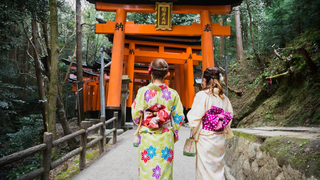 Ved shinto-helligdommen Fushimi Inari-taisha Ved shinto-helligdommen Fushimi Inari-taisha