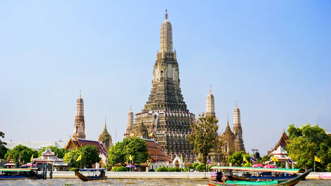Wat Arun – også kjent som Daggryets tempel – som ligger i Bangkok Wat Arun – også kjent som Daggryets tempel – som ligger i Bangkok