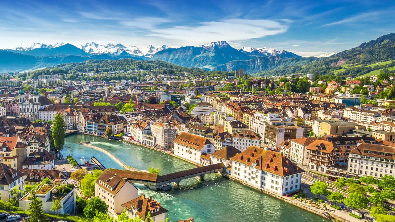 Luzern med den historiske trebroen – Kapellbrücke over elven Reuss Luzern med den historiske trebroen – Kapellbrücke over elven Reuss