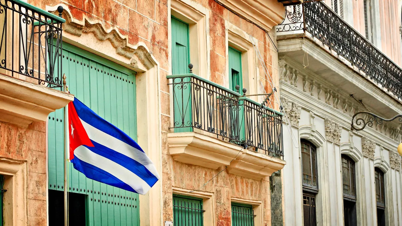 Ikoniske fasader og flagg i Havana Ikoniske fasader og flagg i Havana