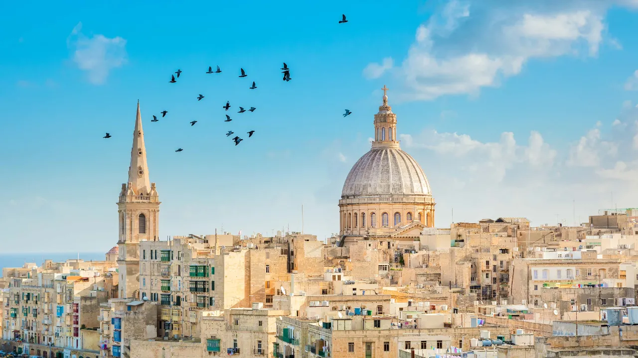 Utsikt over Valletta med den ikoniske kuppelen på Carmelita-kirken og spiret fra St. Paul’s Cathedral