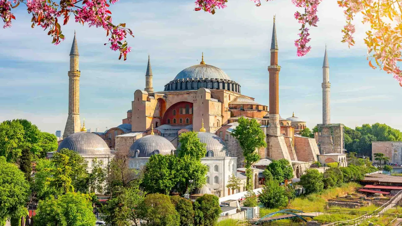 Hagia Sofia i Istanbul – et ikonisk byggverk som har fungert som kirke, moské og museum gjennom historien Hagia Sofia i Istanbul – et ikonisk byggverk som har fungert som kirke, moské og museum gjennom historien