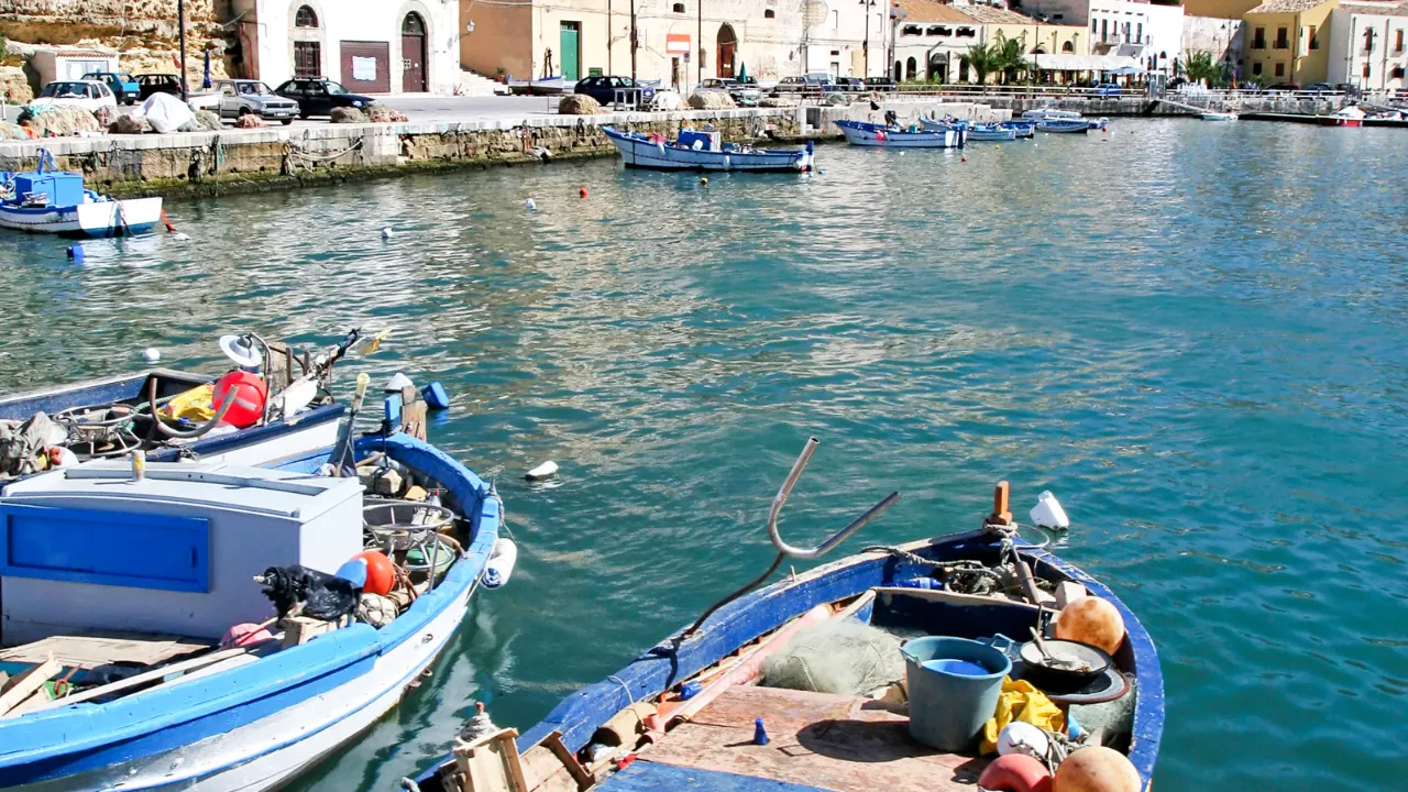 Fiskebåter i havnen i Castellammare di Stabia