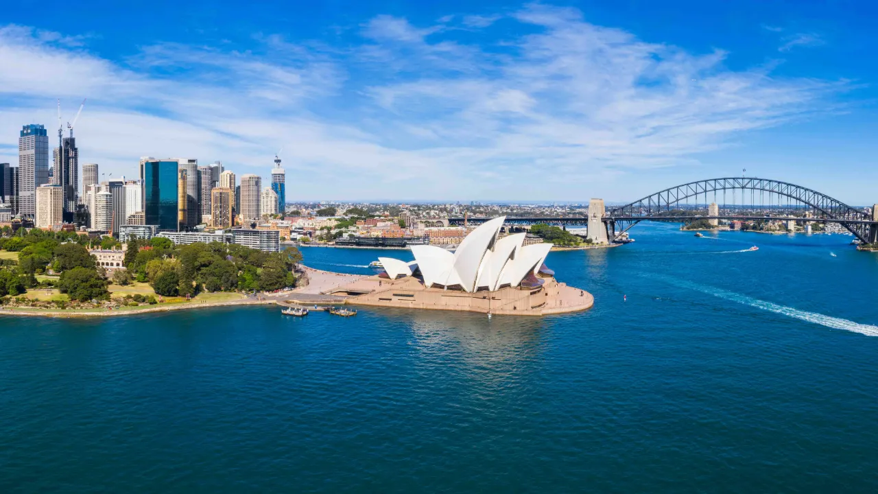 Luftfoto av Sydney med havnebroen, Operaen og byens skyline Luftfoto av Sydney med havnebroen, Operaen og byens skyline