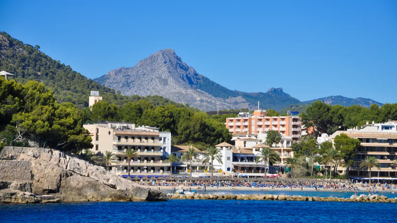 Befolket strand i Paguera
