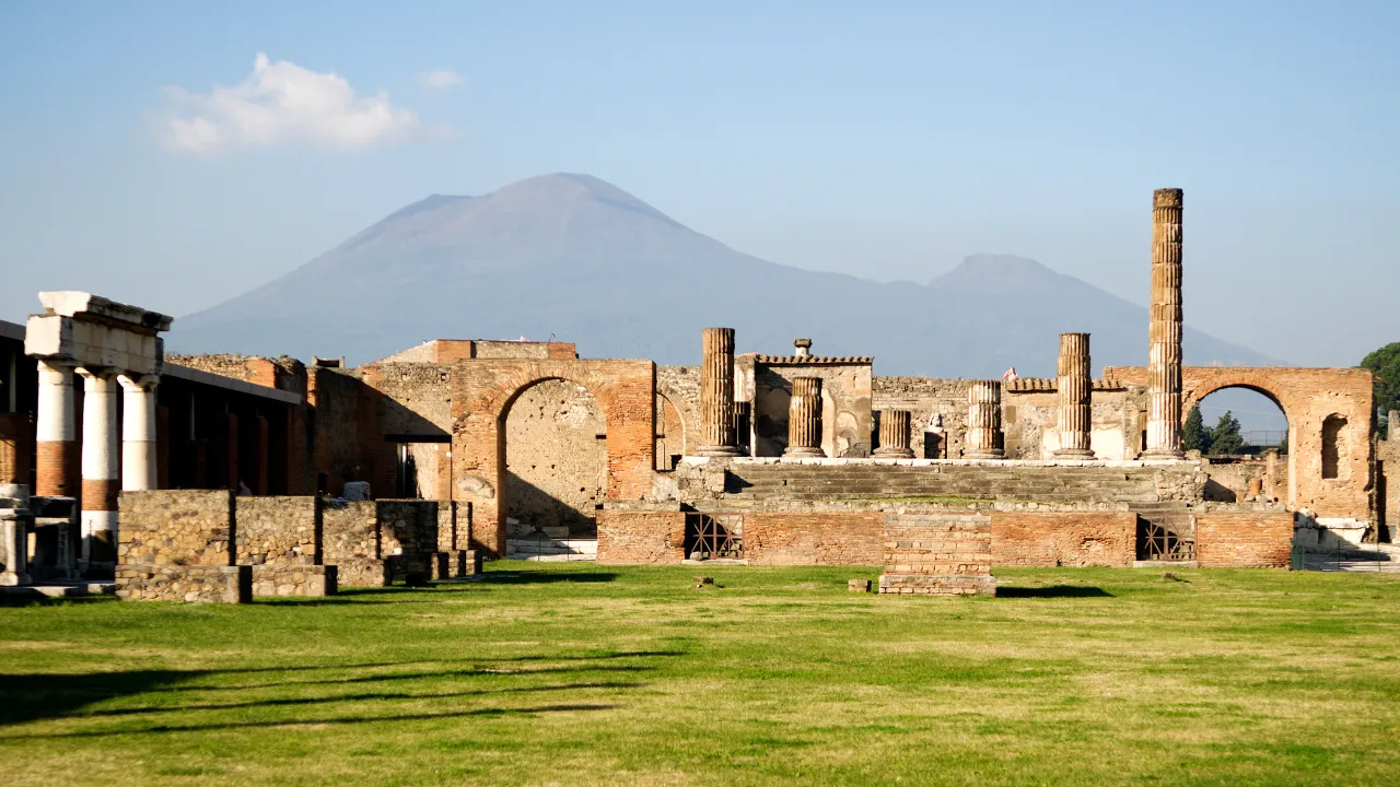 Ruinene av Pompeii med Vesuv i bakgrunnen, der den antikke romerske byen ble begravet under vulkanutbruddet i år 79 Ruinene av Pompeii med Vesuv i bakgrunnen, der den antikke romerske byen ble begravet under vulkanutbruddet i år 79