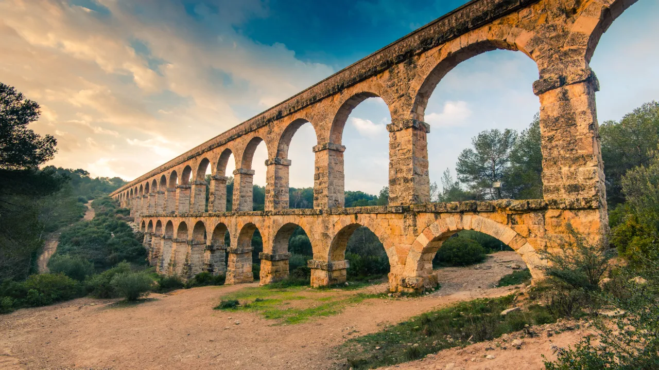 Pont del Diable - en romersk akvedukt bygget på 100-tallet e.Kr.