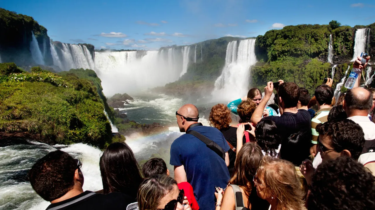 Fra gangbroene ved Iguazú-fallene er det panoramautsikt til de mange brusende fossefallene