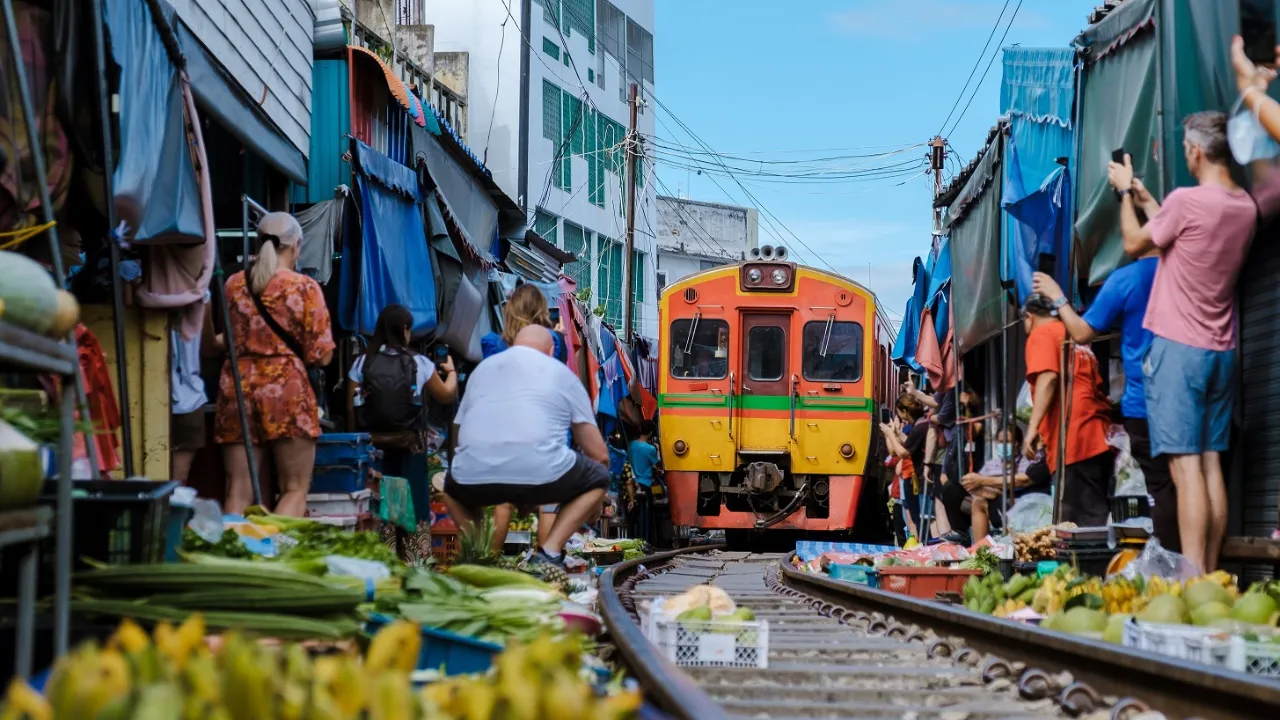 Maeklong Railway Market i Bangkok Maeklong Railway Market i Bangkok