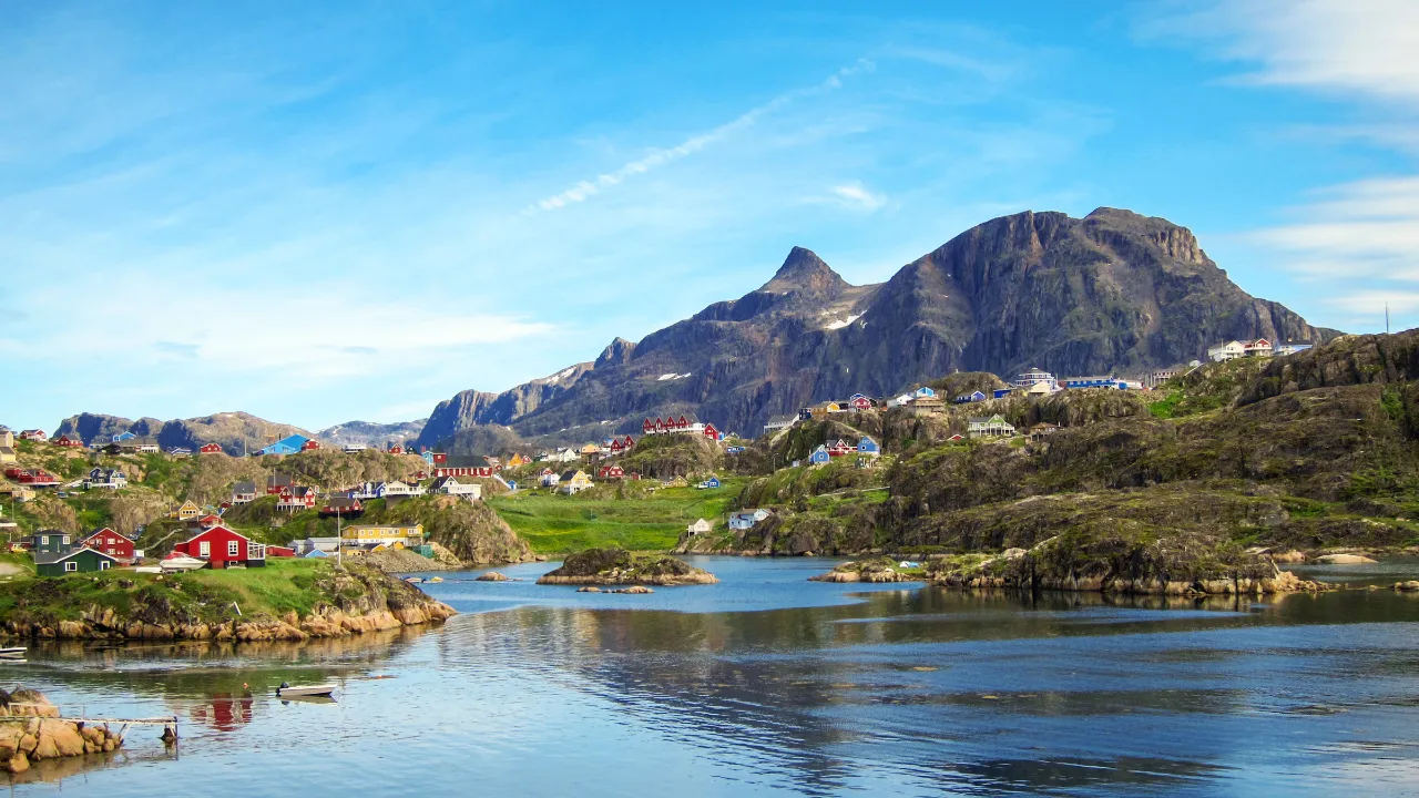 Utsikt over Sisimiut – husene har ofte farger etter funksjon – for eksempel er helsebygg gule