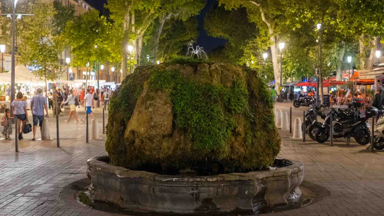 Den kjente fontenen ”Fontaine d’Eau Chaude” på Cours Mirabeau i Aix-en-Provence med 18° varmt vann Den kjente fontenen ”Fontaine d’Eau Chaude” på Cours Mirabeau i Aix-en-Provence med 18° varmt vann