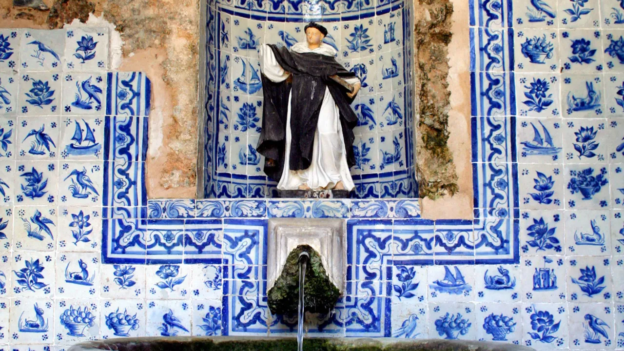 Dekorativ fontene i Estoril omgitt av tradisjonelle blå-hvite azulejos Dekorativ fontene i Estoril omgitt av tradisjonelle blå-hvite azulejos