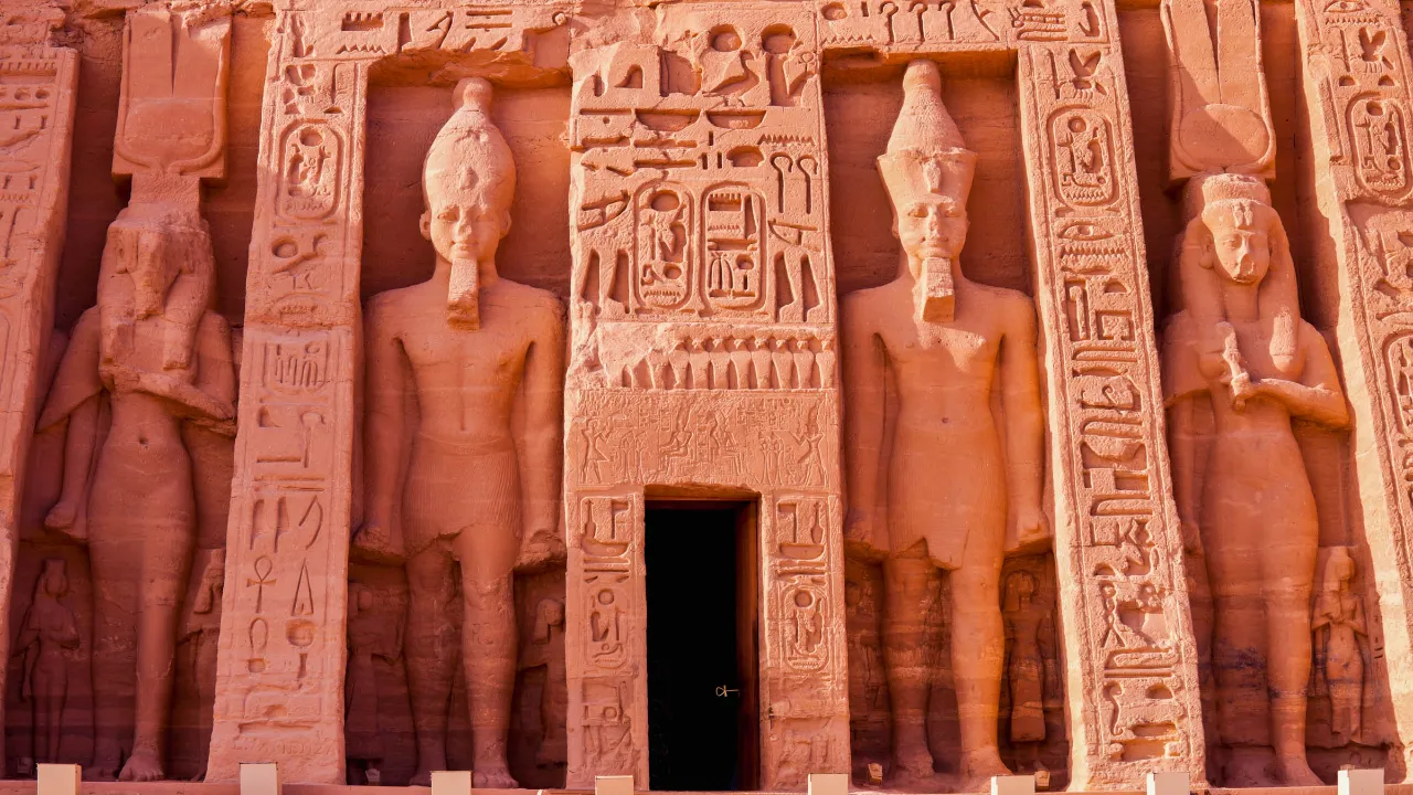 Det lille Abu Simbel-tempelet bygget ca. 1250 f.Kr. av Ramses II Det lille Abu Simbel-tempelet bygget ca. 1250 f.Kr. av Ramses II