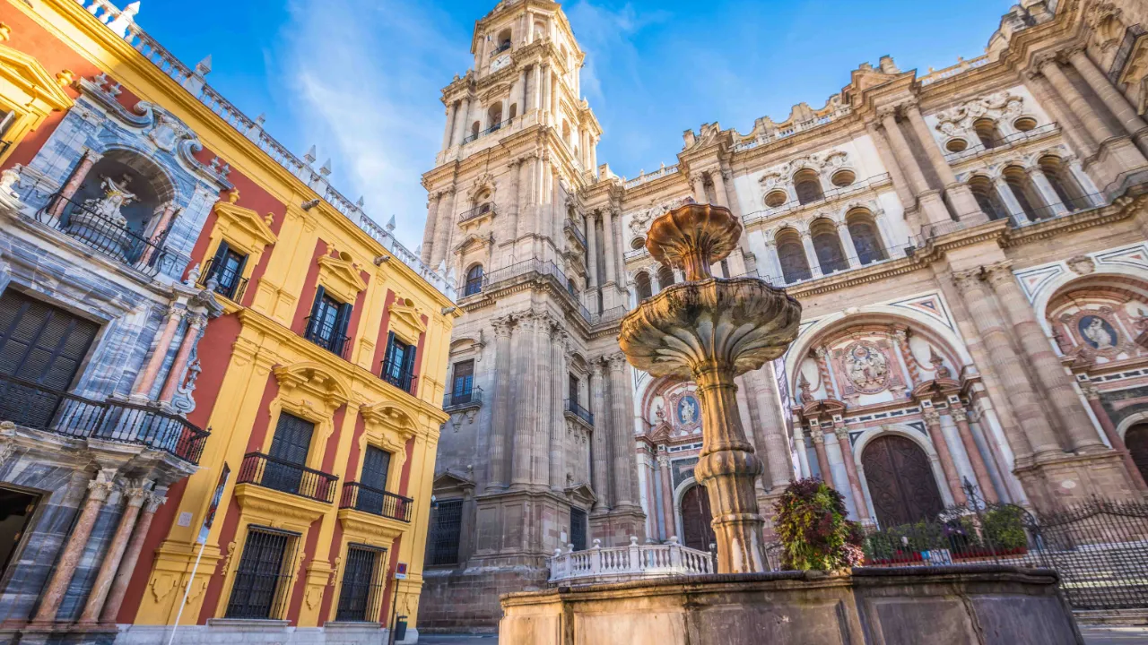 Málaga-katedralen i gamlebyen er kjent for sitt imponerende klokketårn Málaga-katedralen i gamlebyen er kjent for sitt imponerende klokketårn