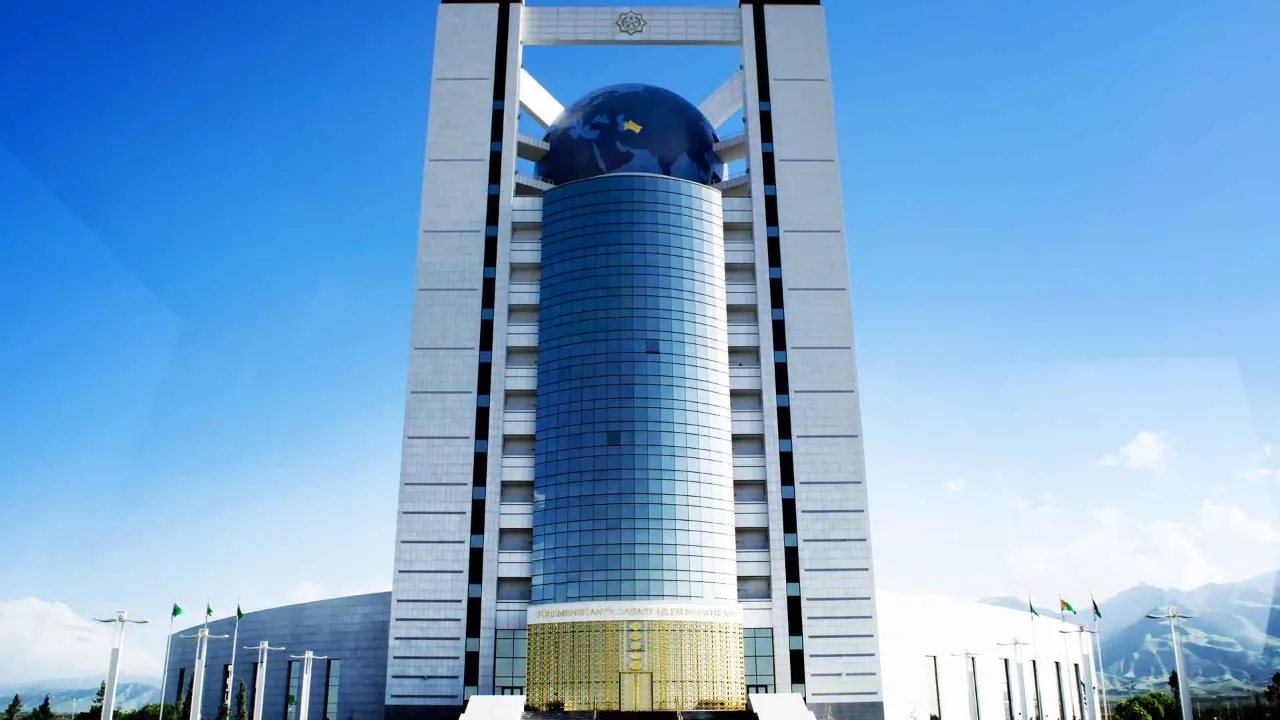 Turkmenistans utenriksdepartement ligger på den pompøse Archabil Avenue i landets hovedstad, Asjkhabad Turkmenistans utenriksdepartement ligger på den pompøse Archabil Avenue i landets hovedstad, Asjkhabad