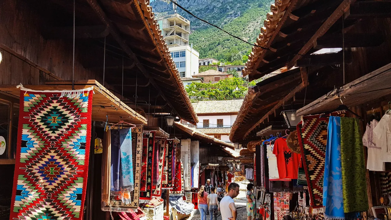 Basaren i Kruja, Albania, med tepper, håndverk og suvenirer Basaren i Kruja, Albania, med tepper, håndverk og suvenirer