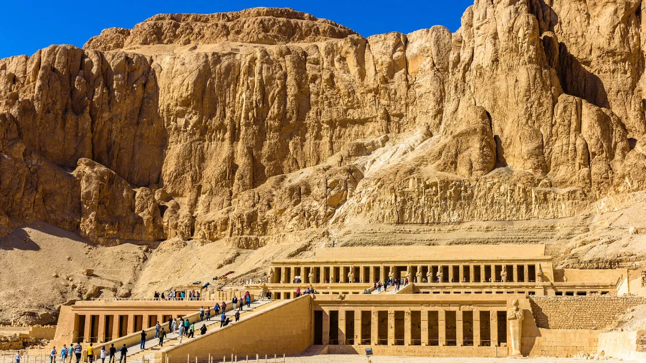 Hatshepsuts tempel nær Luxor er bygget for en av de få kvinnelige faraoene Hatshepsuts tempel nær Luxor er bygget for en av de få kvinnelige faraoene