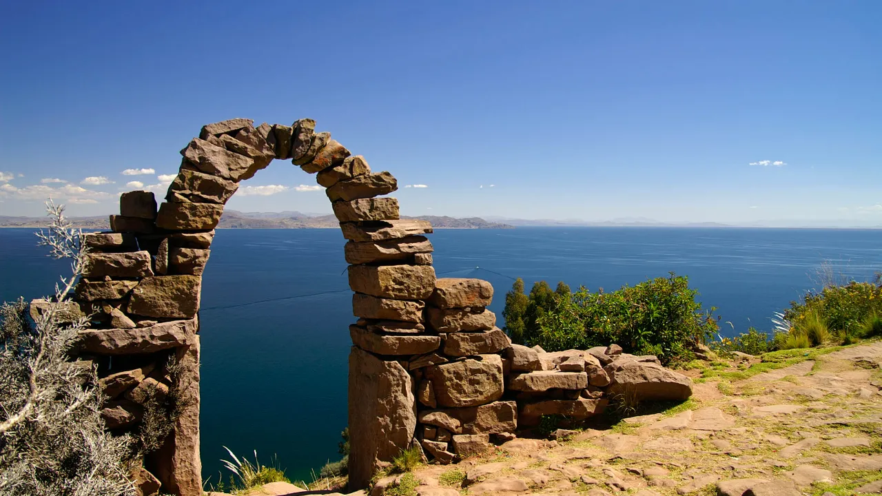 Kamienny łuk na wyspie Taquile na jeziorze Titicaca Kamienny łuk na wyspie Taquile na jeziorze Titicaca