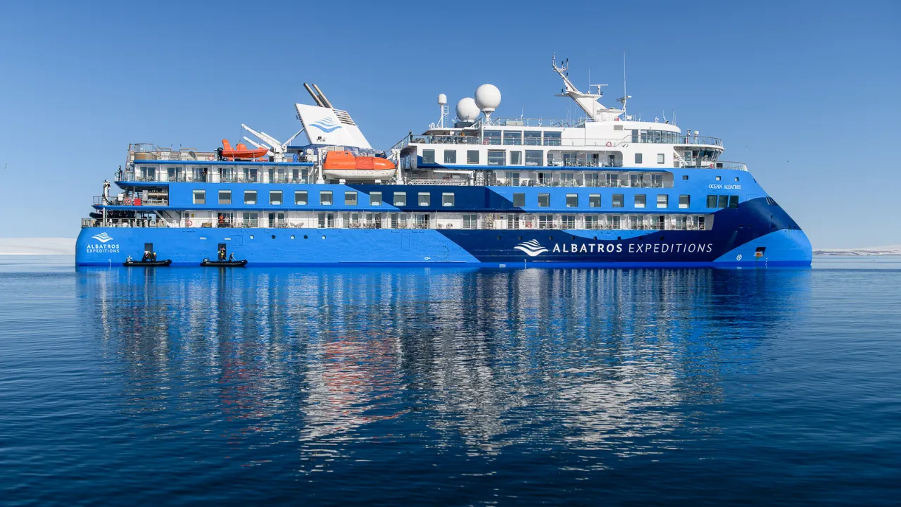 Det er rundt 100 besetningsmedlemmer på Ocean Albatros