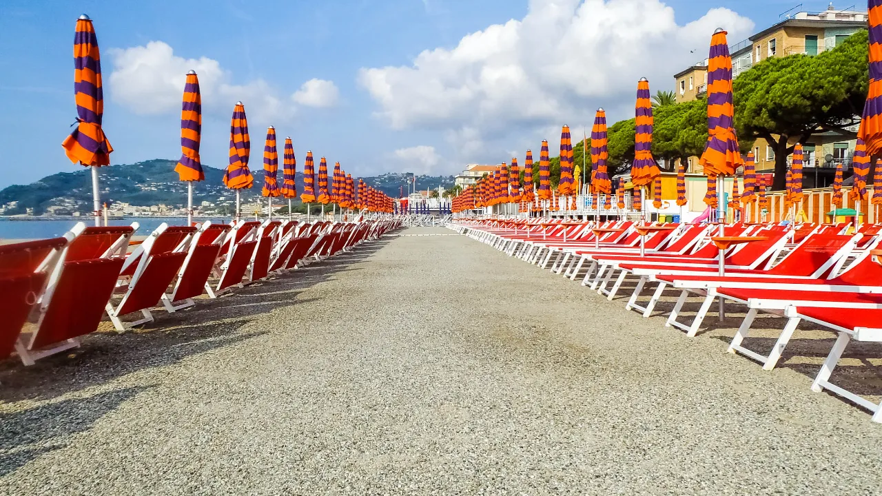 Solstolene står klare på Diano Marina Beach