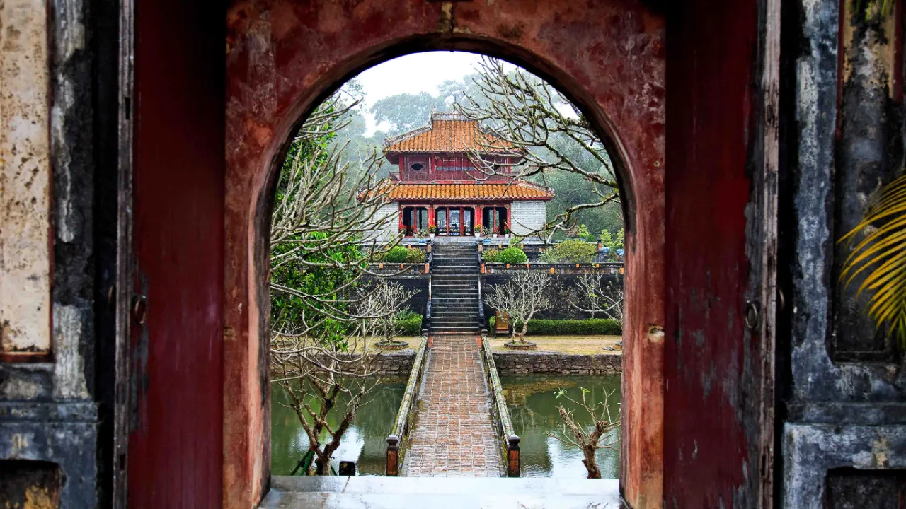 Keiser Ming Mangs mausoleum i Hué Keiser Ming Mangs mausoleum i Hué
