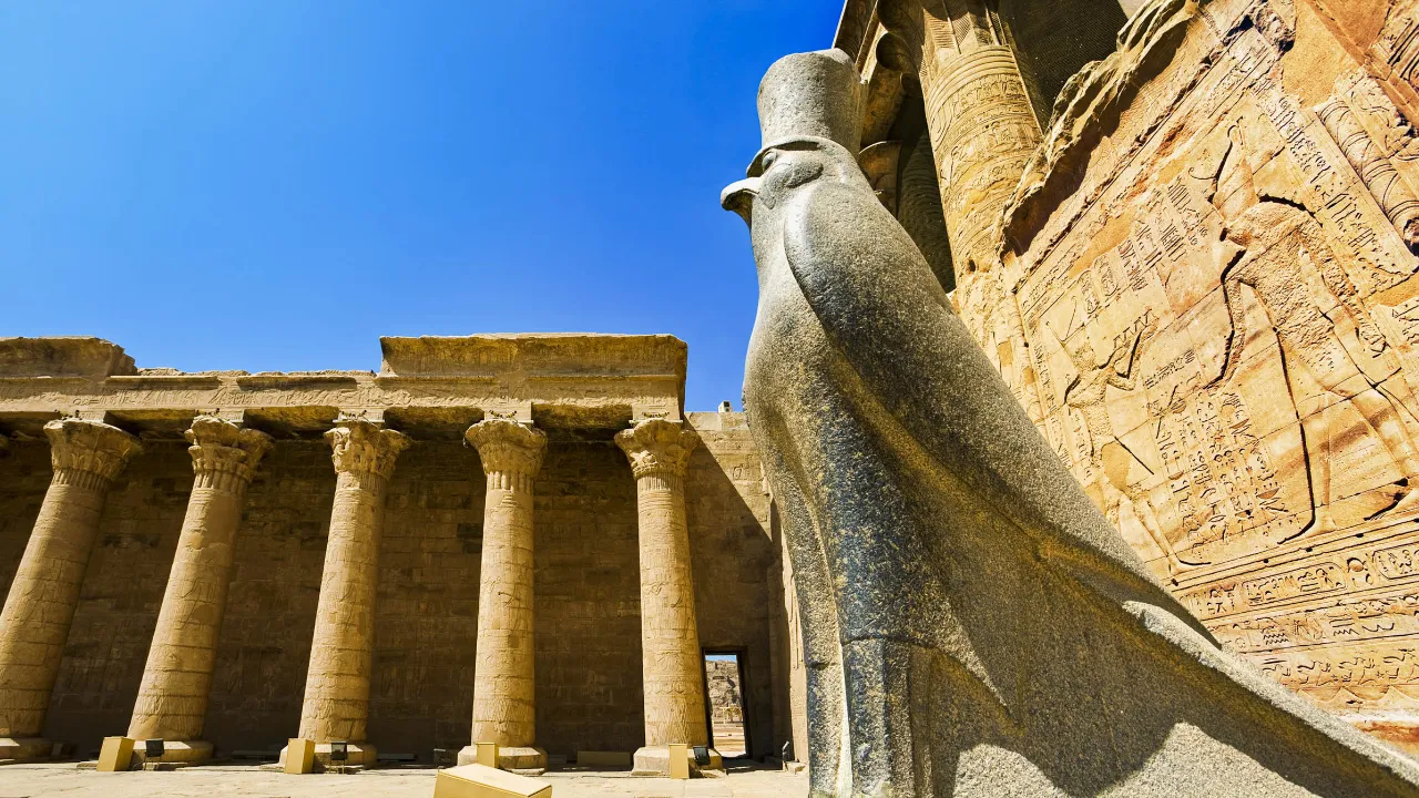 Horustempelet i Edfu med statue av Horus som falk Horustempelet i Edfu med statue av Horus som falk