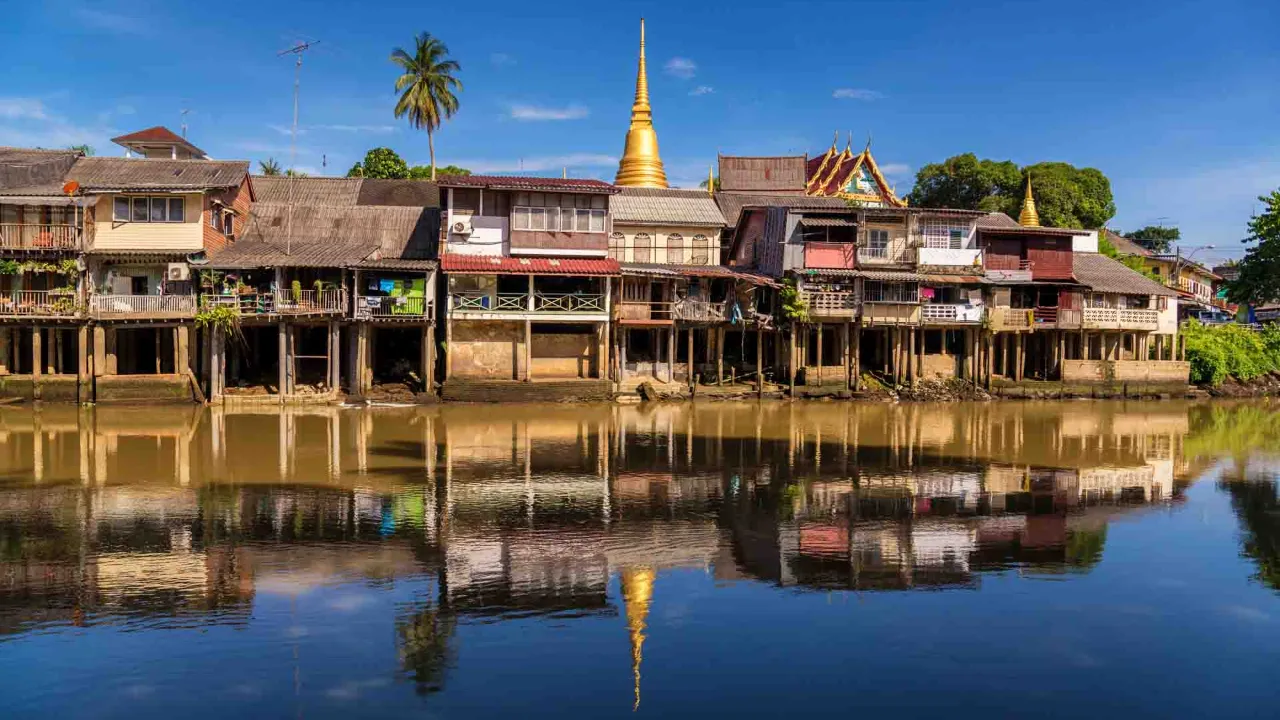 Chanthaburi i det østlige Thailand med sine gamle trehus på påler Chanthaburi i det østlige Thailand med sine gamle trehus på påler