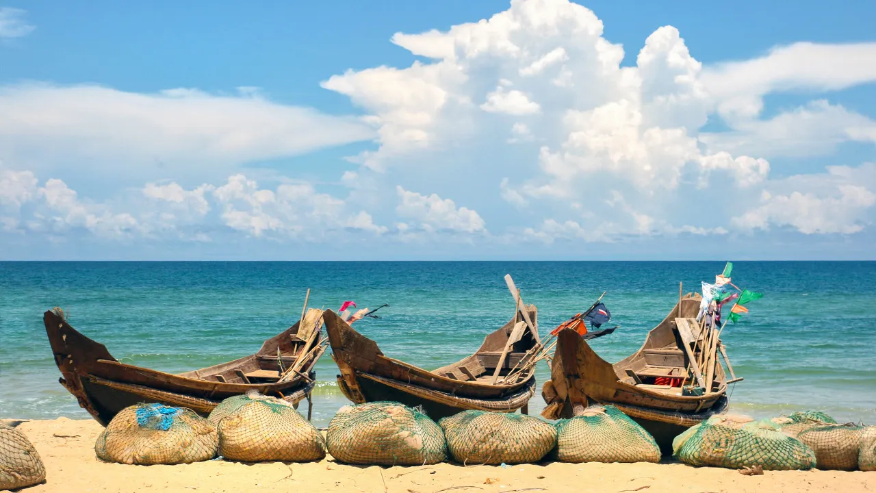 Fiskebåter på stranden ved Danang