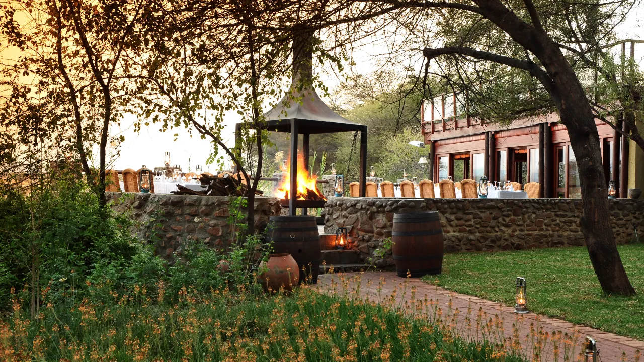 Det utendørs restaurantområdet ved Tau Game Lodge Det utendørs restaurantområdet ved Tau Game Lodge