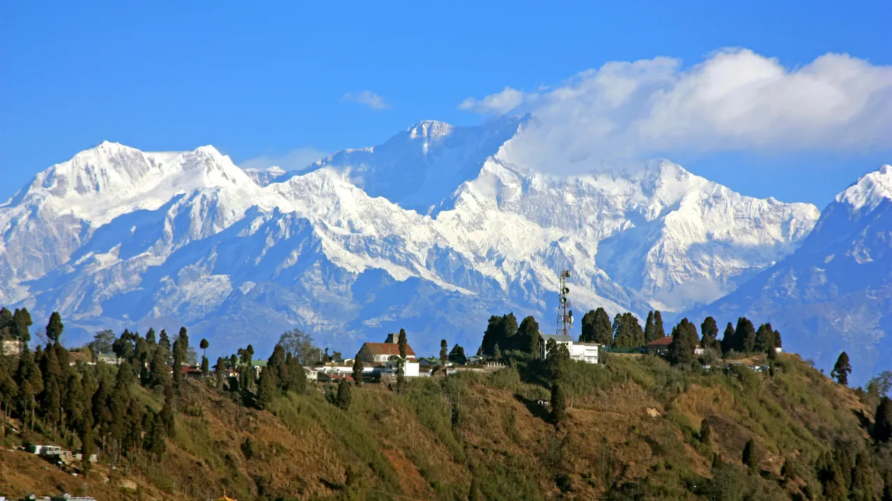 Darjeeling med de snødekte ca. 8 600 meter høye Kangchenjunga-fjellene i bakgrunnen