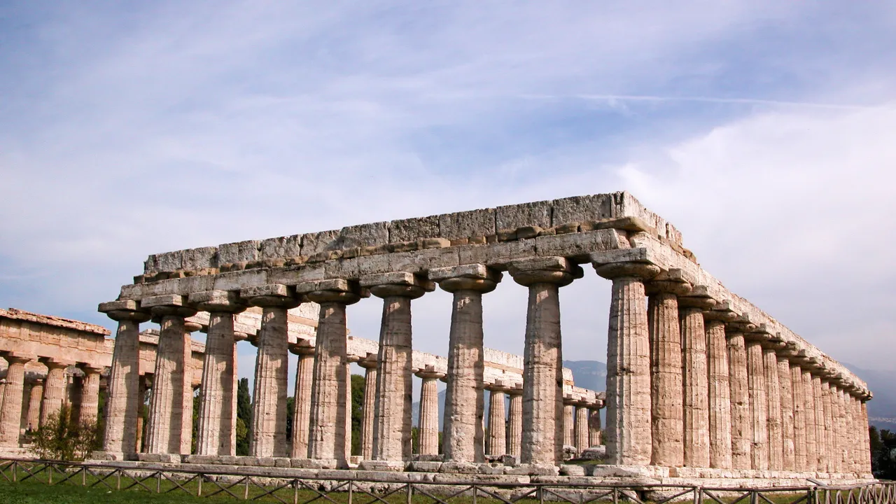 Tempelet i Paestum er et av de best bevarte greske templene utenfor Hellas Tempelet i Paestum er et av de best bevarte greske templene utenfor Hellas
