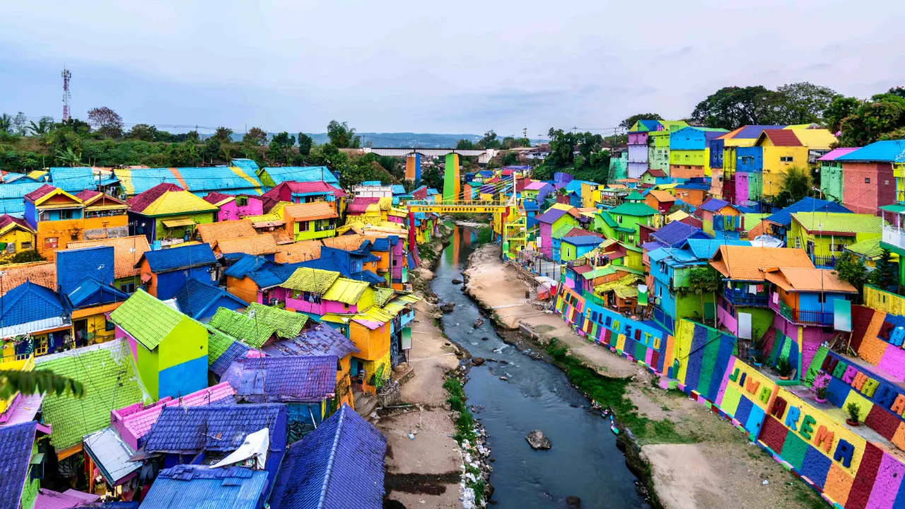 Kampung Warna-Warni i Malang er kjent for sine fargerike hus Kampung Warna-Warni i Malang er kjent for sine fargerike hus
