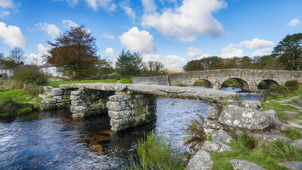 Broene i Postbridge, Dartmoor – middelalderbroen Clapper Bridge og steinbroen fra 1700-tallet Broene i Postbridge, Dartmoor – middelalderbroen Clapper Bridge og steinbroen fra 1700-tallet