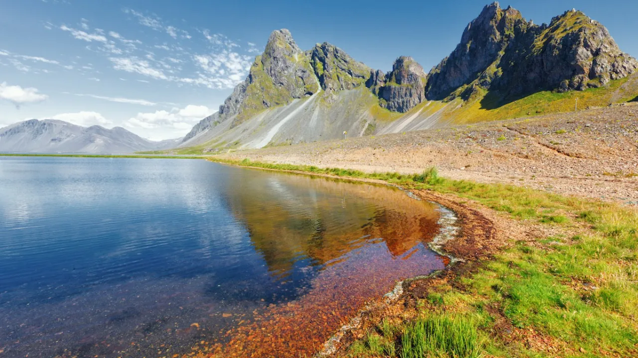 Djúpivogur-området på Øst-Island ved foten av fjellet Búlandstindur Djúpivogur-området på Øst-Island ved foten av fjellet Búlandstindur