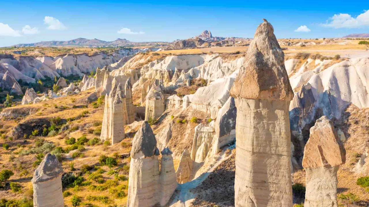 Fairy chimneys i Kappadokia nær Göreme, Tyrkia – et unikt landskap formet av vind og vann gjennom tusenvis av år Fairy chimneys i Kappadokia nær Göreme, Tyrkia – et unikt landskap formet av vind og vann gjennom tusenvis av år