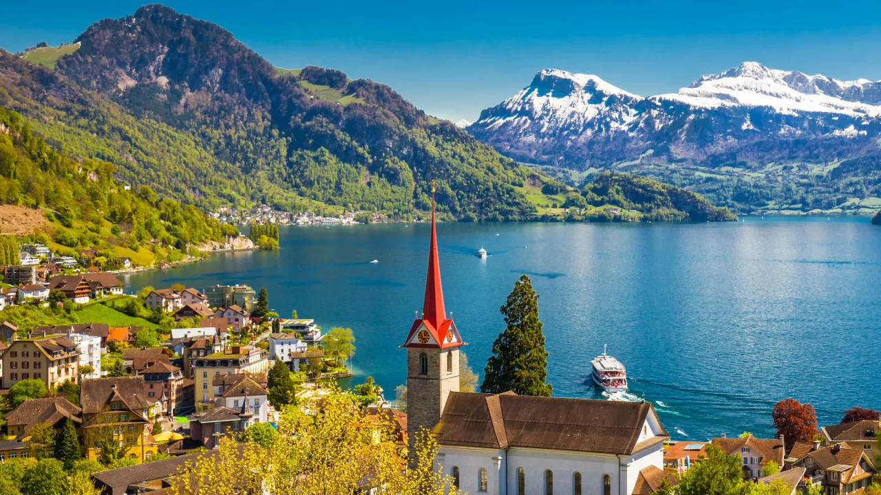 Vierwaldstättersjøen med Luzern i forgrunnen og fjelltopper i bakgrunnen Vierwaldstättersjøen med Luzern i forgrunnen og fjelltopper i bakgrunnen