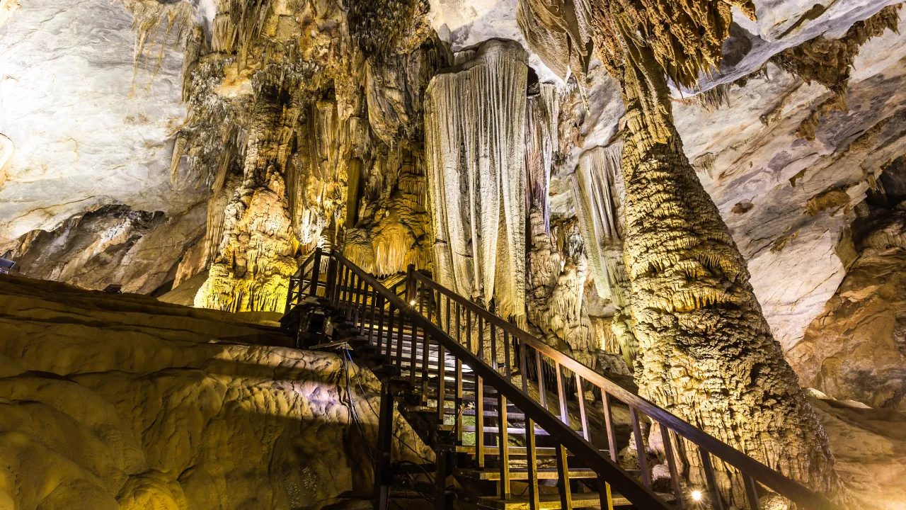 Den magiske Paradisgrotten i Dong Hoi
