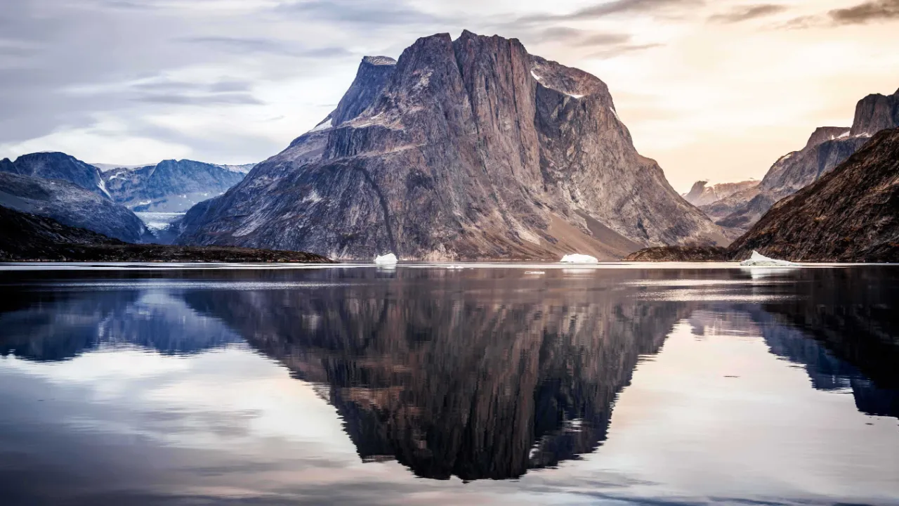 Grønland har noen av verdens største og dypeste fjordsystemer Grønland har noen av verdens største og dypeste fjordsystemer