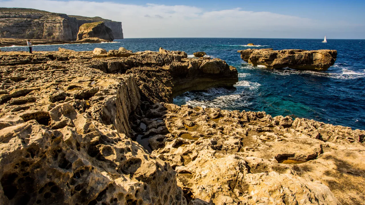 Dramatiske klipper og havutsikt ved Dwejra på Gozo Dramatiske klipper og havutsikt ved Dwejra på Gozo