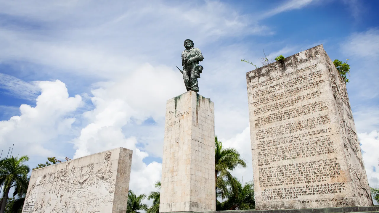 På steinen til høyre er Che Guevaras avskjedsbrev til Fidel Castro inngravert På steinen til høyre er Che Guevaras avskjedsbrev til Fidel Castro inngravert