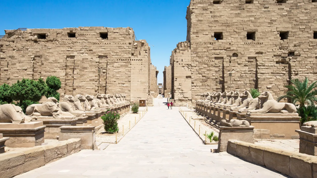 Inngangsalléen til Karnaktempelet i Luxor flankert av såkalte kriosfinkser med vædderhoder Inngangsalléen til Karnaktempelet i Luxor flankert av såkalte kriosfinkser med vædderhoder