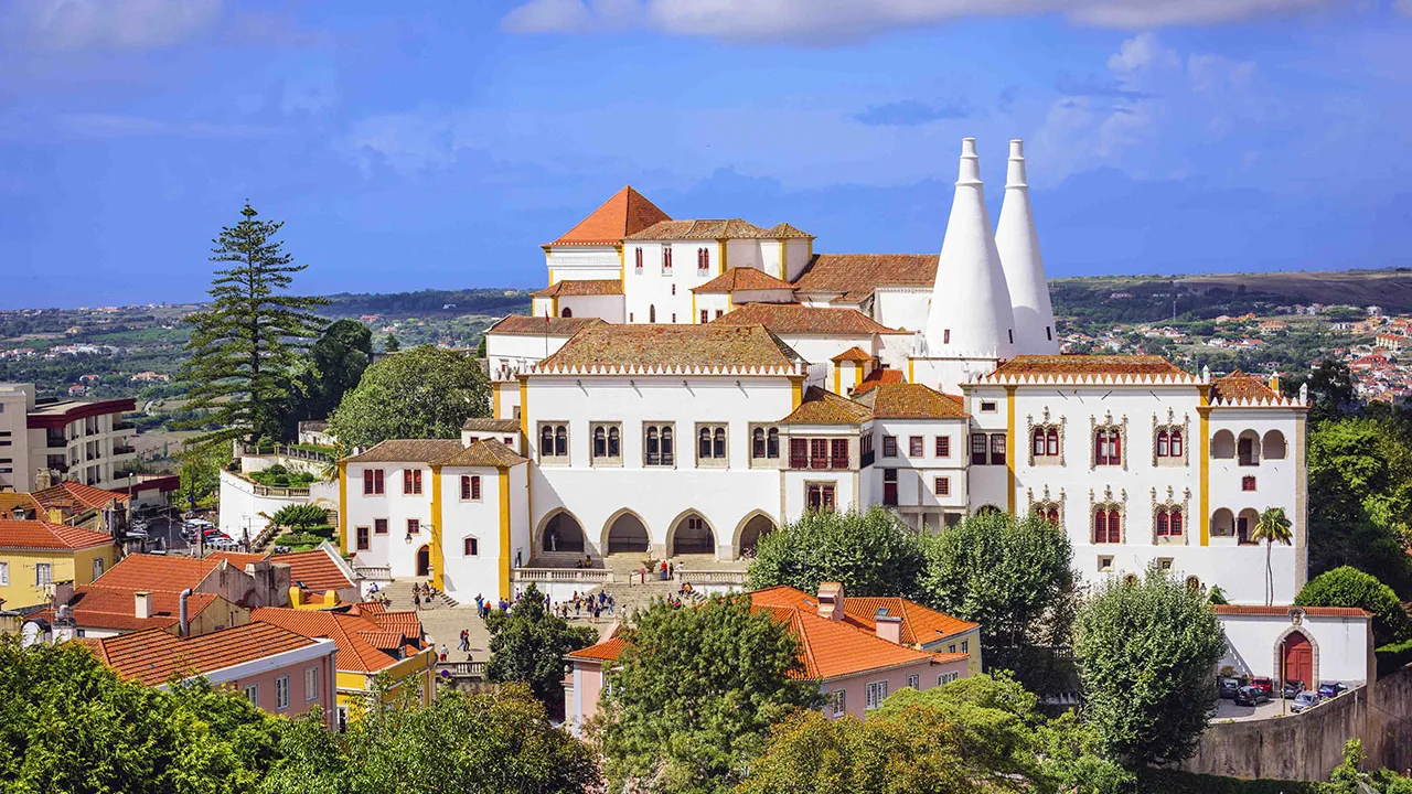 Sintra nasjonalpalass med de karakteristiske kjegleformede skorsteinene Sintra nasjonalpalass med de karakteristiske kjegleformede skorsteinene