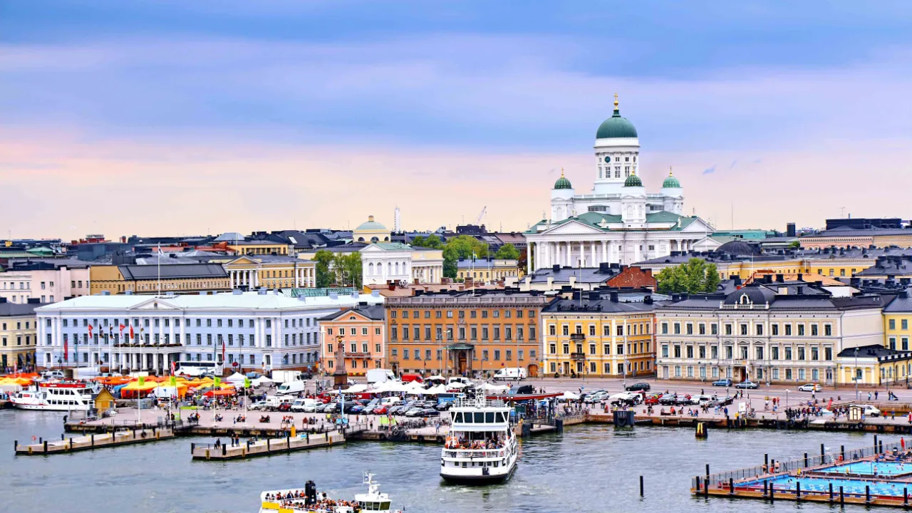 Helsingfors havn med utsikt til den ikoniske Domkirken Helsingfors havn med utsikt til den ikoniske Domkirken