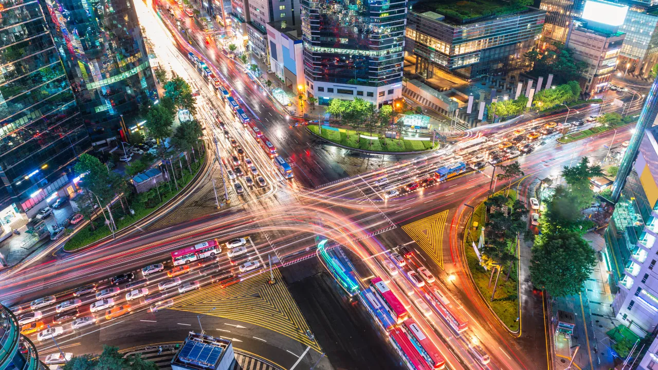 Gangnam i Seoul – et moderne forretningsområde, kjent for sin skyline, uteliv og travle gater Gangnam i Seoul – et moderne forretningsområde, kjent for sin skyline, uteliv og travle gater