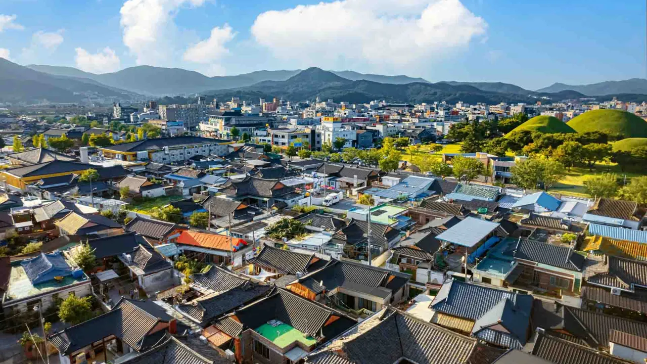 Hwangridan-gil i Gyeongju – et sjarmerende område hvor tradisjonelle hanok-hus møter moderne kaféer og butikker Hwangridan-gil i Gyeongju – et sjarmerende område hvor tradisjonelle hanok-hus møter moderne kaféer og butikker
