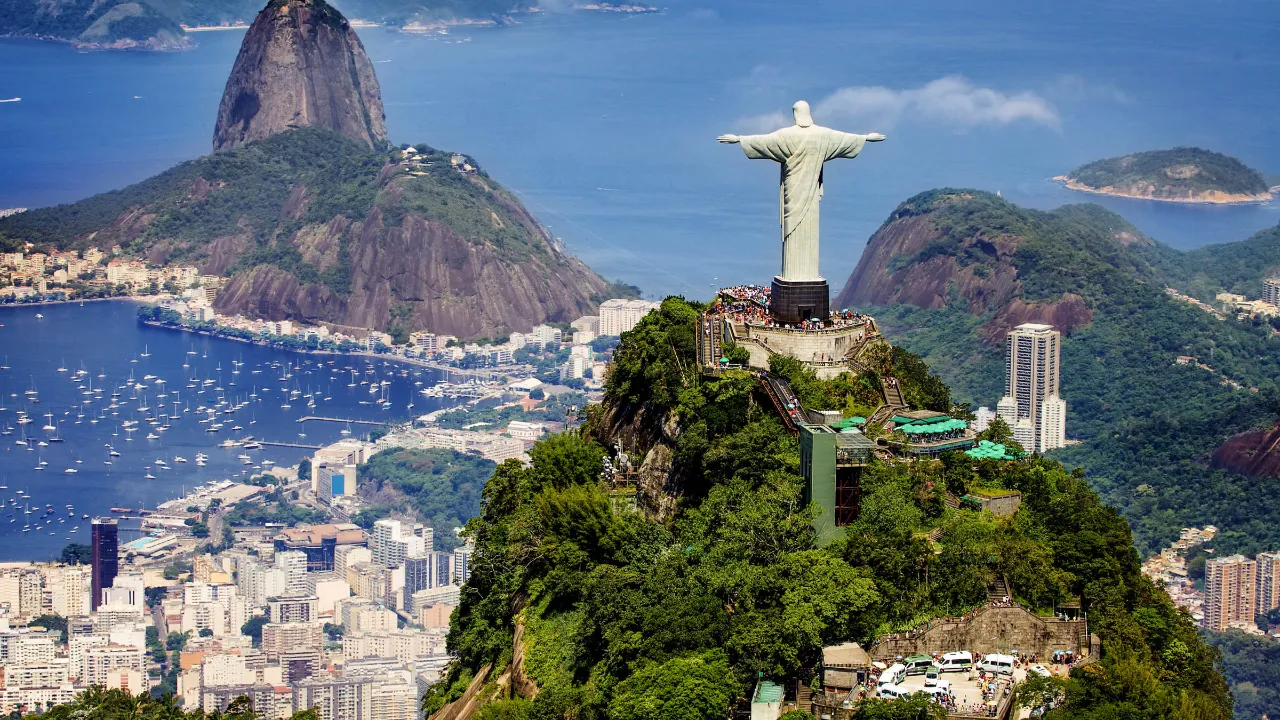 Fra toppen av Corcovado-fjellet våker Cristo Redentor over Rio de Janeiro