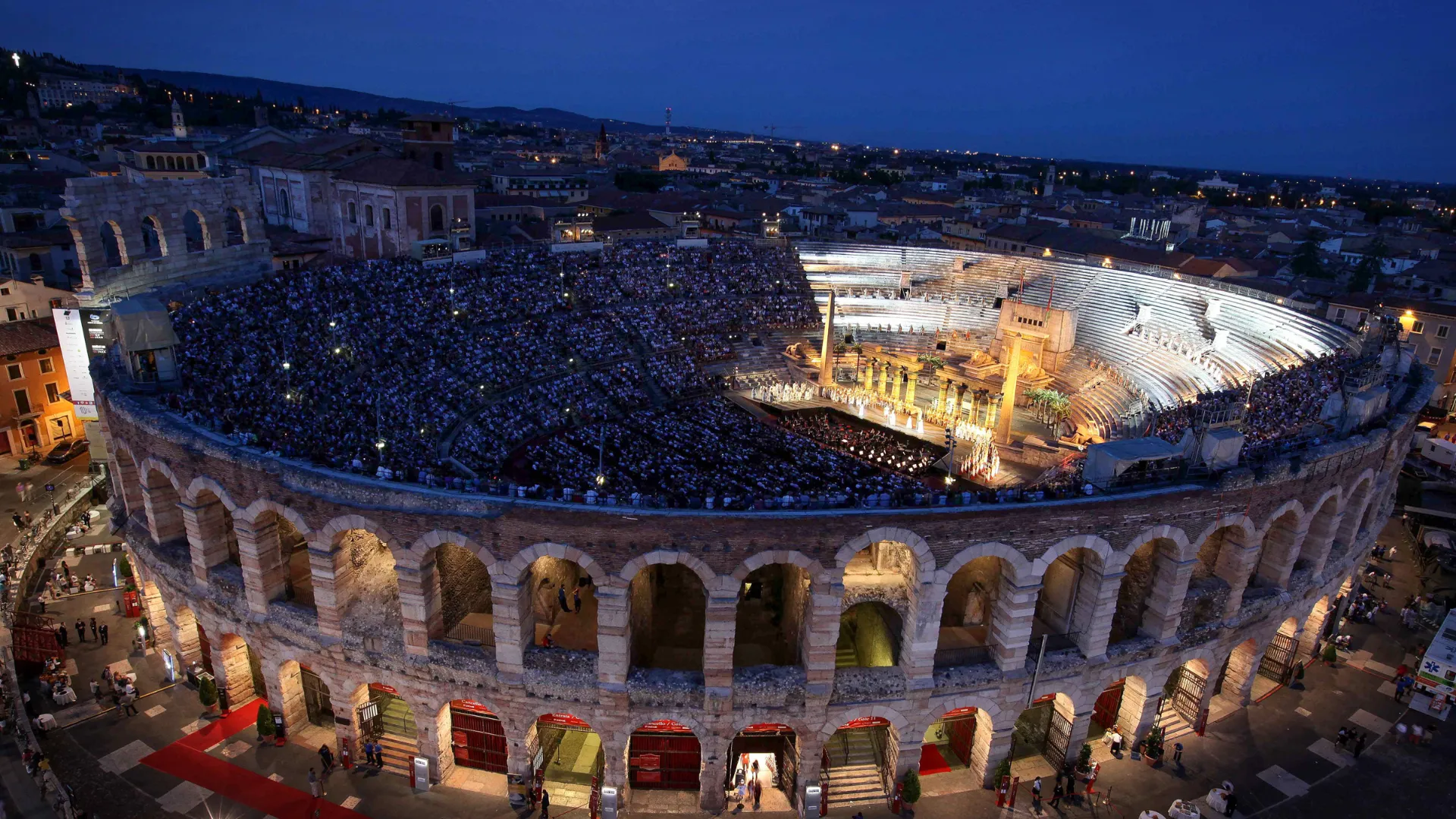 Et fullt amfiteater i Verona