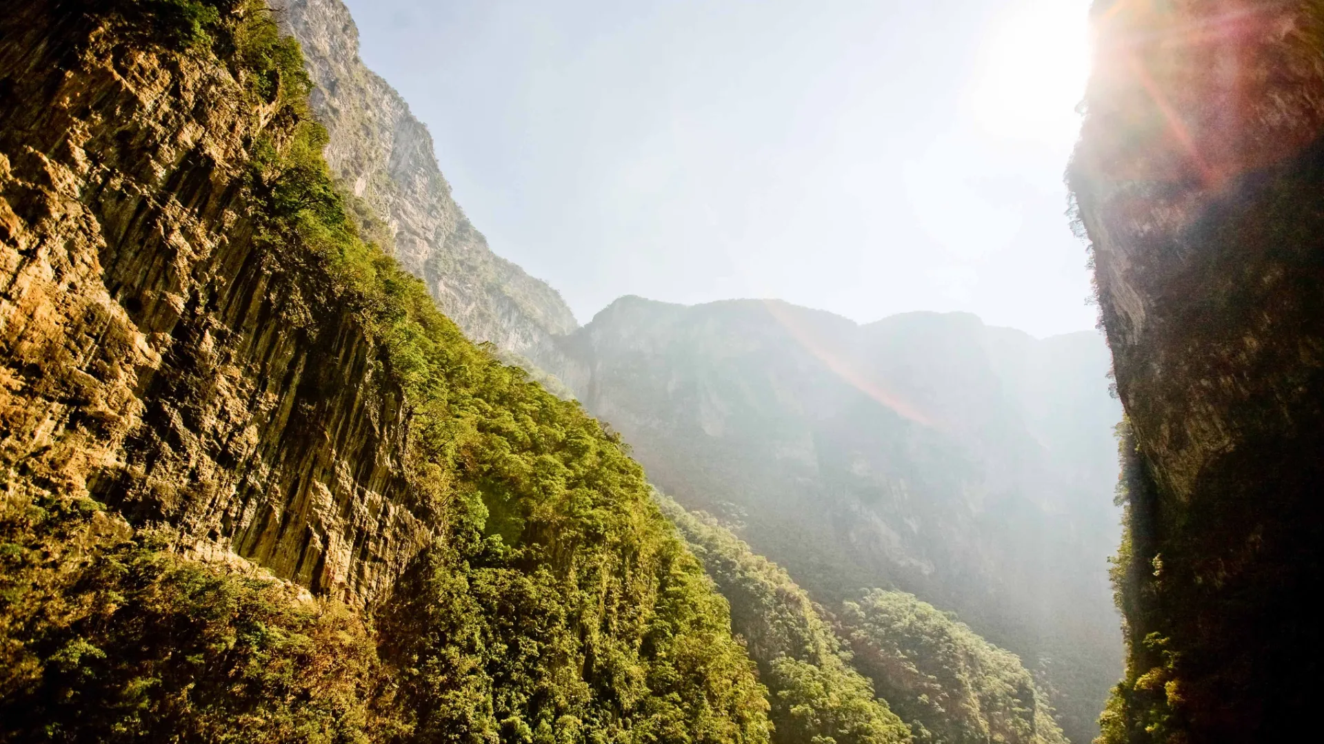 Den majestetiske Sumidero-kløften reiser seg opptil 1000 meter over elven Río Grijalva