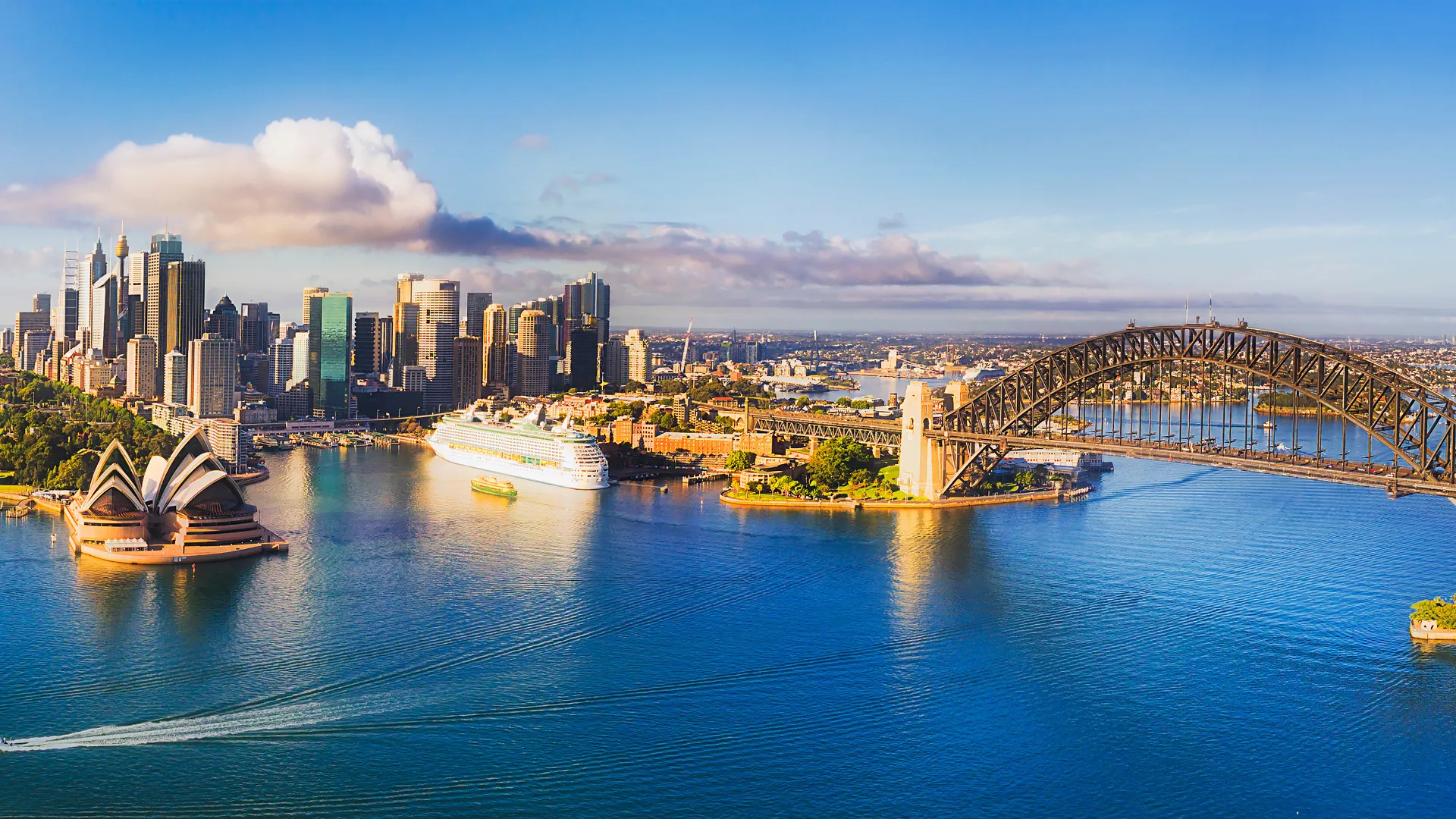 Sydney havn med Utzons berømte opera og "nyttårsfyrverkeri"-broen